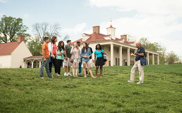 student group on tour at mt vernon